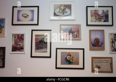 Cadbury Creme Ei Café, Pop-up-Veranstaltungsort Verkauf verschiedene Creme Ei thematische Gerichte, Soho, London, England, UK Stockfoto