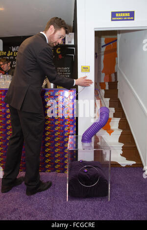 Cadbury Creme Ei Café, Pop-up-Veranstaltungsort Verkauf verschiedene Creme Ei thematische Gerichte, Soho, London, England, UK Stockfoto