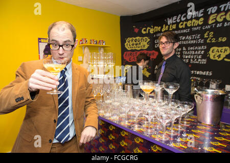 Cadbury Creme Ei Café, Pop-up-Veranstaltungsort Verkauf verschiedene Creme Ei thematische Gerichte, Soho, London, England, UK Stockfoto