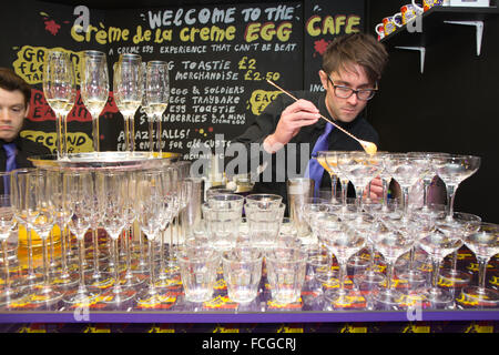 Cadbury Creme Ei Café, Pop-up-Veranstaltungsort Verkauf verschiedene Creme Ei thematische Gerichte, Soho, London, England, UK Stockfoto