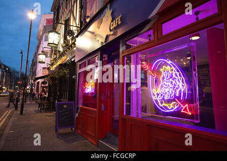 Cadbury Creme Ei Café, Pop-up-Veranstaltungsort Verkauf verschiedene Creme Ei thematische Gerichte, Soho, London, England, UK Stockfoto