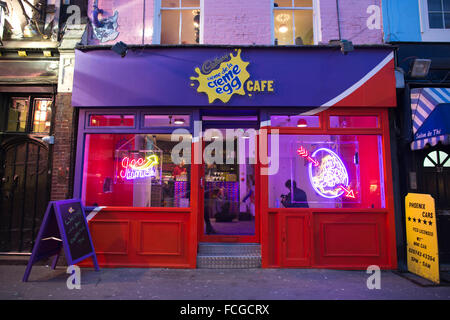 Cadbury Creme Ei Café, Pop-up-Veranstaltungsort Verkauf verschiedene Creme Ei thematische Gerichte, Soho, London, England, UK Stockfoto