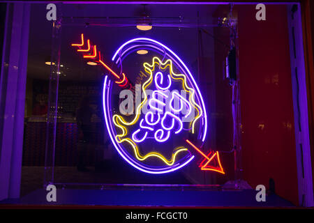 Cadbury Creme Ei Café, Pop-up-Veranstaltungsort Verkauf verschiedene Creme Ei thematische Gerichte, Soho, London, England, UK Stockfoto