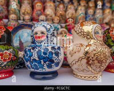 Russische Verschachtelung Puppen in verschiedenen Farben bei Izmailovsky Souvenir-Markt in Moskau. Stockfoto