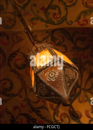 Hängende verzierten Leuchte und bemalten Wänden in St. Basils Kathedrale in Moskau, Russland. Stockfoto