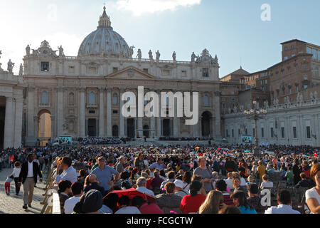 Vatikan-Stadt. 3. Oktober 2015. Warten auf das Predigen des Papstes Francis vor der Synode über die Familie, Petersplatz Stockfoto