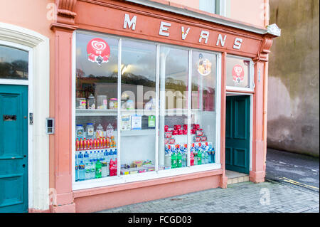 Die traditionelle lokale Laden um die Ecke in Bantry, West Cork, Irland. Stockfoto