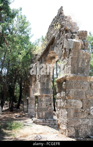 Aquädukt in der antiken griechischen Stadt Phaselis, in der Nähe von Antalya, Türkei Stockfoto