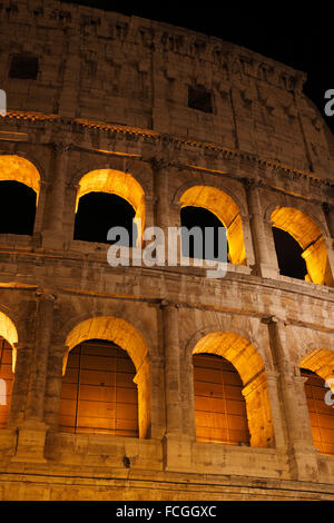 Das Kolosseum oder Kolosseum oder flavische Amphitheater in Rom, Italien;  (Lateinisch: Amphitheatrum Flavium); Anfiteatro Flavio oder Colosseo Stockfoto