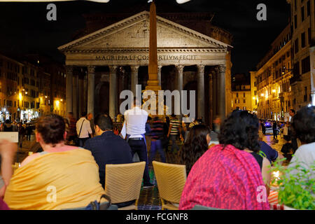 Das Pantheon und die Fontana del Pantheon auf der Piazza della Rotonda, Rom, Italien Stockfoto