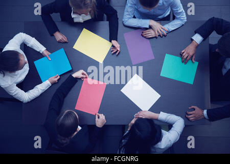 Gruppe von Geschäftsleuten mit bunten Blankopapier, neues Projektkonzept Stockfoto