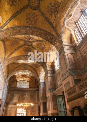 Die Hagia Sofia Moschee Innenraum Decke und Kronleuchter im Flur Eingang, Türkei, Istanbul, Europa. Stockfoto