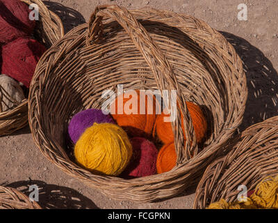 Alpaka gefärbt bunten Garn in Körben in Peru, Südamerika. Stockfoto