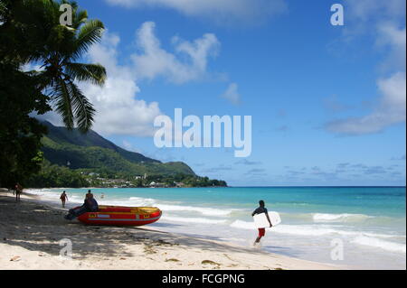 Strandurlaub auf den Seychellen. Tropischer Strand Anse Beau Vallon, Mahé, Seychellen, Afrika, Indischer Ozean Stockfoto