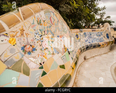 Detail der Keramikmosaik Bank im Park Güell Künstlers Antoni Gaudi in Barcelona, Spanien, Europa. Stockfoto