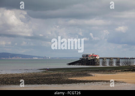 Pier und Rettungsboot Stationen, Mumbles, Gower-Halbinsel, in der Nähe von Swansea, Südwales, UK Stockfoto