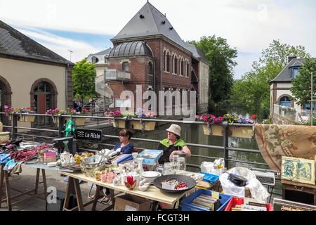 FLOHMARKT, RUGLES, EURE (27), HAUTE-NORMANDIE, FRANKREICH Stockfoto