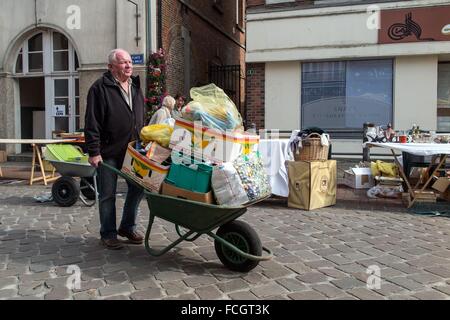 FLOHMARKT, RUGLES, EURE (27), HAUTE-NORMANDIE, FRANKREICH Stockfoto