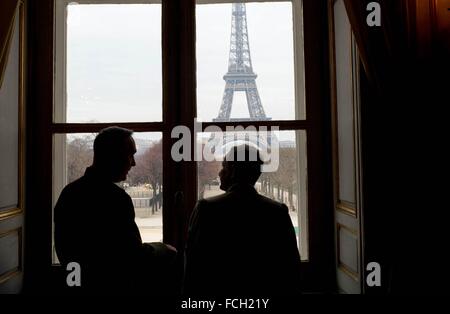 Paris, Frankreich. 22. Januar 2016. Französischer Chef der Verteidigung Staff General Pierre de Villers und US-Vorsitzender der Joint Chiefs General Joseph Dunford treffen sich an der Ecole Militaire mit Blick auf den Eiffelturm 22. Januar 2016 in in Paris, Frankreich. Bildnachweis: Planetpix/Alamy Live-Nachrichten Stockfoto