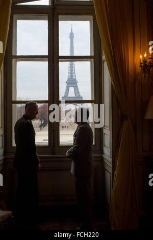 Paris, Frankreich. 22. Januar 2016. Französischer Chef der Verteidigung Staff General Pierre de Villers und US-Vorsitzender der Joint Chiefs General Joseph Dunford treffen sich an der Ecole Militaire mit Blick auf den Eiffelturm 22. Januar 2016 in in Paris, Frankreich. Stockfoto