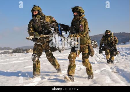 Hohenfels Army Base, Deutschland. 21. Januar 2016. Slowenische Soldaten mit der 3. Kompanie, 10. Regiment ein schweres Maschinengewehr während einrichten Übung Allied Geist IV auf dem Truppenübungsplatz der NATO Hohenfels 21. Januar 2016 bei Hohenfels Army base, Deutschland. Mehr als 2.200 Soldaten aus sechs NATO-Staaten nehmen an der Übung Teil. Stockfoto