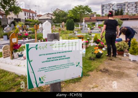 PARKPFLEGE OHNE CHEMISCHE UNKRAUTVERNICHTER, VITRY-SUR-SEINE, (94) VAL-DE-MARNE, ILE DE FRANCE, FRANKREICH Stockfoto