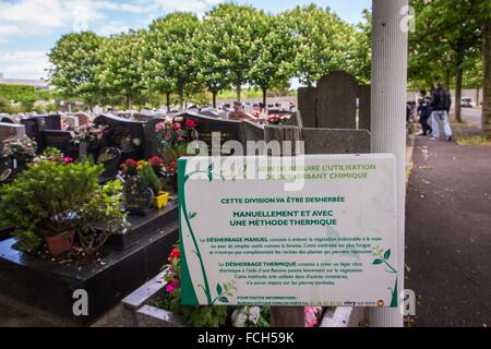 PARKPFLEGE OHNE CHEMISCHE UNKRAUTVERNICHTER, VITRY-SUR-SEINE, (94) VAL-DE-MARNE, ILE DE FRANCE, FRANKREICH Stockfoto