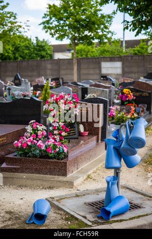 PARKPFLEGE OHNE CHEMISCHE UNKRAUTVERNICHTER, VITRY-SUR-SEINE, (94) VAL-DE-MARNE, ILE DE FRANCE, FRANKREICH Stockfoto