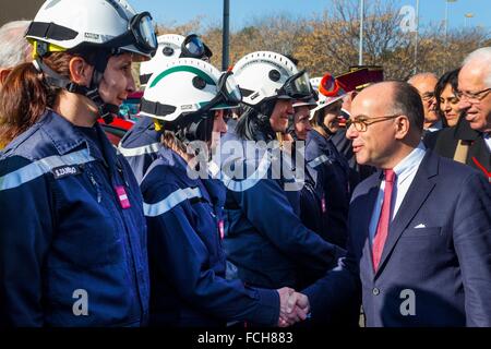 BERNARD CAZENEUVE UND FEUERWEHRLEUTE Stockfoto