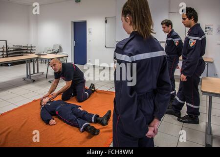 JUGENDFEUERWEHR, IN ERSTE-HILFE-KURS Stockfoto