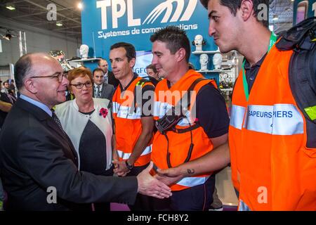 BERNARD CAZENEUVE, MINISTER DES INNERN, FEUERWEHR Stockfoto