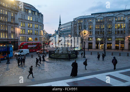 Ein Blick auf Ludgate Hill aus St. Pauls Cathedral Stockfoto