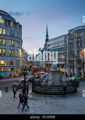 Ein Blick auf Ludgate Hill aus St. Pauls Cathedral Stockfoto