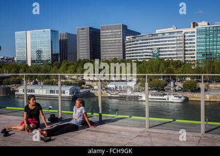 TERRASSE VON DER CITE DE LA MODE ET DU DESIGN Stockfoto