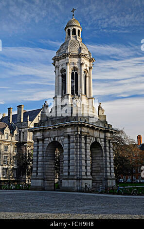 Der Campanile Tower im Trinity College Gelände Dublin, Irland Stockfoto