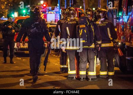 PARIS-TERRORANSCHLAG AUF DIE BATACLAN BEGANGEN DURCH MITGLIEDER DER ISIS, ISLAMISCHE STAAT, 11. ARRONDISSEMENT, PARIS (75), ILE DE FRANCE, FRANKREICH Stockfoto