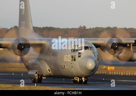 Die US-Marine C-130T (165160) Taxis, für die Ausreise am Flughafen Prestwick. Stockfoto