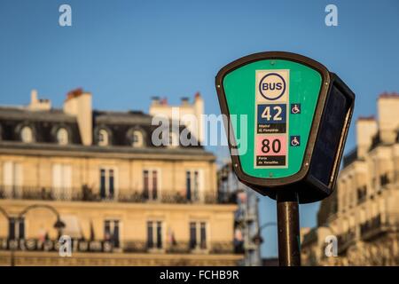 KREISVERKEHR AUF DEM CHAMPS-ÉLYSÉES IN PARIS, FRANKREICH Stockfoto