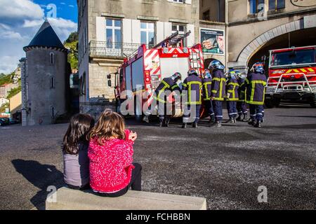 KINDER UND FEUERWEHR Stockfoto