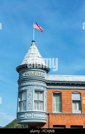 Historisches Gebäude in Wallace, Idaho mit der amerikanischen Flagge darüber Stockfoto