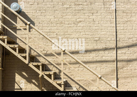 Treppe und Ziegel Wand in einer Gasse in Wallace, Idaho Stockfoto