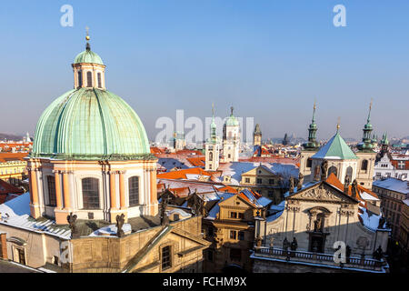 Türme und Dächer der Prager Altstadt, der Kuppel von St. Franziskus von Assisi Kirche, Tschechische Republik Stockfoto