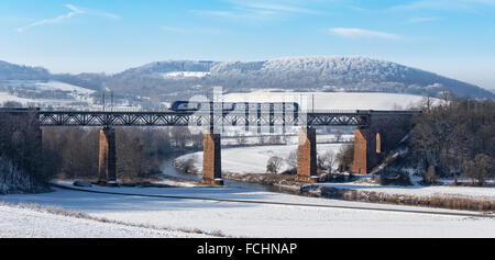Eisenbahn-Brücke über den Fluss Werra in Deutschland (in der Nähe von Oberrieden) Stockfoto