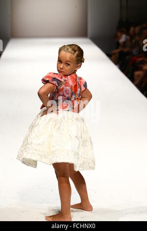 Ein Kind-Modell geht die Start-und Landebahn auf Nancy Vuu Fashion Show während der New York Fashion Week Frühjahr 2016. Stockfoto