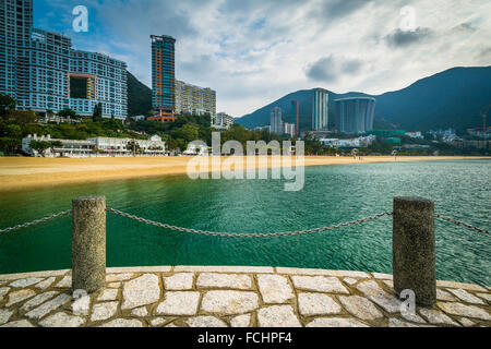 Blick auf Hochhäuser und Strand am Repulse Bay, Hong Kong, Hong Kong. Stockfoto