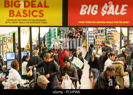New York, USA. 22. Januar 2016. Bewohner eindecken Notwendigkeiten in einem Supermarkt in Manhattan von New York, USA, 22. Januar 2016. Blizzard Verwarnungen wurden frühen Freitag für alle New York City, Long Island und große Schwaden des New Jersey von Samstagmorgen bis Sonntagnachmittag. Bildnachweis: Li Muzi/Xinhua/Alamy Live-Nachrichten Stockfoto