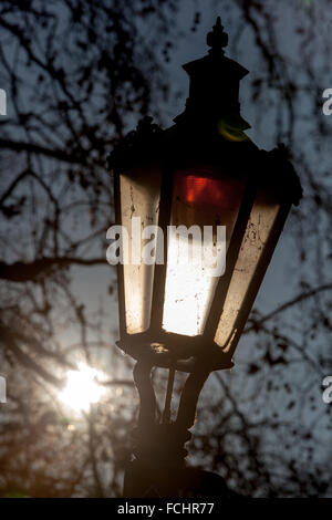 Prager Laterne in der Wintersonne, Lampe auf Prager Kampa Insel Mala Strana Prager Straßenlaterne Stockfoto