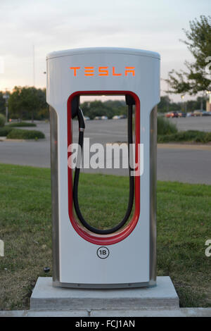 Topeka, Kansas, USA, 5. September, 05.09.2015 der Kompressor-Station auf der Arby Parkplatz in Topeka, Kansas. Tesla-Kompressor-Stationen ermöglichen Tesla Autos schnell aufgeladen werden – in weniger als einer Stunde —-Netzwerk keine Zahlungsaufforderung. Ab Februar 2015 gab es 2.000 Supercharger in 400 Stationen weltweit. Bildnachweis: Mark Reinstein Stockfoto