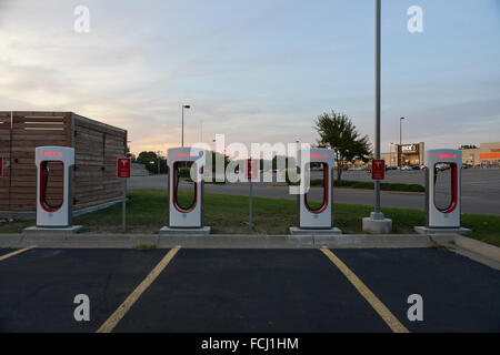 Topeka, Kansas, USA, 5. September 2015 die Kompressor-Station in der Arby ist Parkplatz in Topeka, Kansas. Tesla-Kompressor-Stationen ermöglichen Tesla Autos schnell aufgeladen werden – in weniger als einer Stunde —-Netzwerk keine Zahlungsaufforderung. Ab Februar 2015 gab es 2.000 Supercharger in 400 Stationen weltweit. Bildnachweis: Mark Reinstein Stockfoto