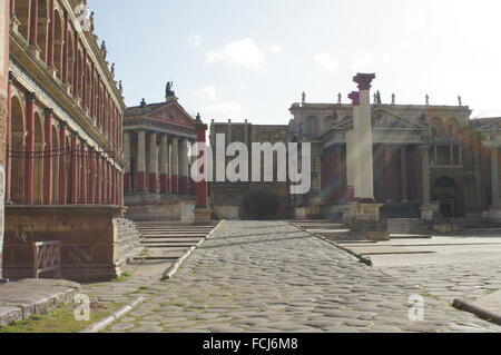 Rom, Italien. 13. Januar 2016. Das Film-set mit Gebäuden aus dem alten Rom, für die TV-Serie "Rom", produziert von HBO, BBC und RAI, am Cinecitta-Film-Studio-Komplex in Rom, Italien, 13. Januar 2016 gebaut. Foto: CAROLA FRENTZEN/DPA/Alamy Live-Nachrichten Stockfoto